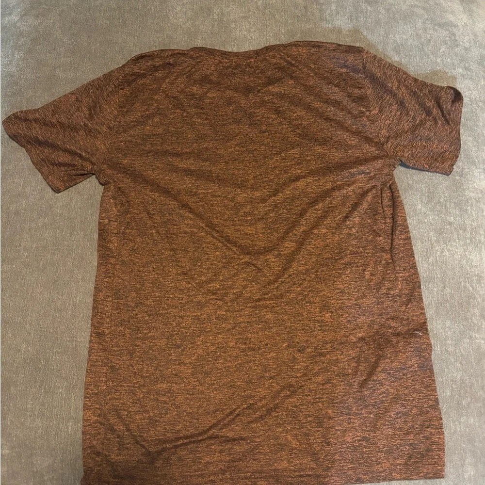 THE NIKE TEE in maroon/brown blends color men’s small